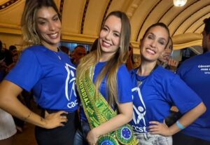 Desfile beneficente reúne famosos no Rio de Janeiro