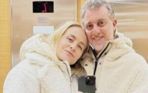Luciano Huck e Angélica reúnem elenco de famosos em casa
