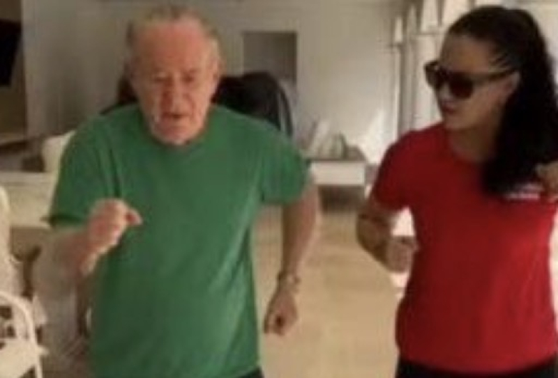 Aos 91 anos, Renato Aragão mostra rotina de exercícios em casa